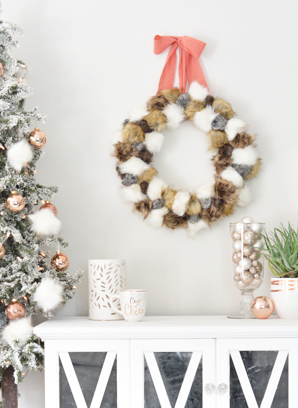 diy-faux-fur-pom-pom-wreath