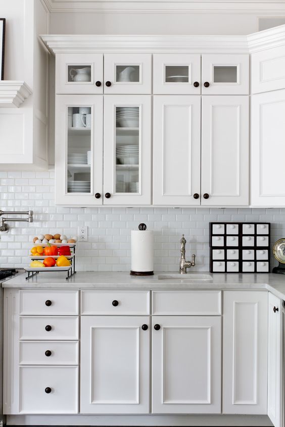 white-kitchen-black-knobs