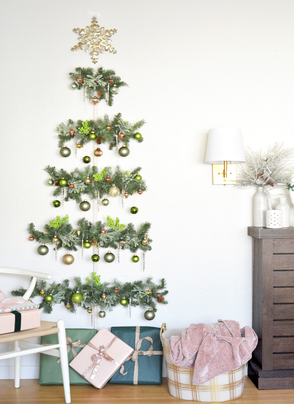 Điểm tô christmas tree decoration on wall cho phòng khách và phòng ngủ ...